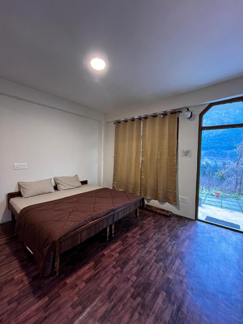 Nomadic Den Manali Hostel Exterior photo