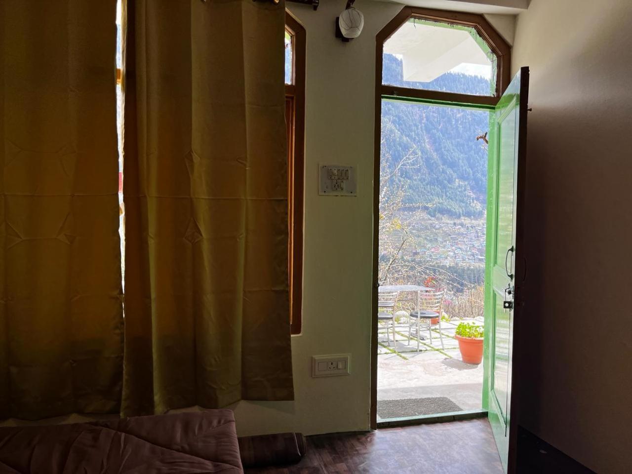 Nomadic Den Manali Hostel Exterior photo