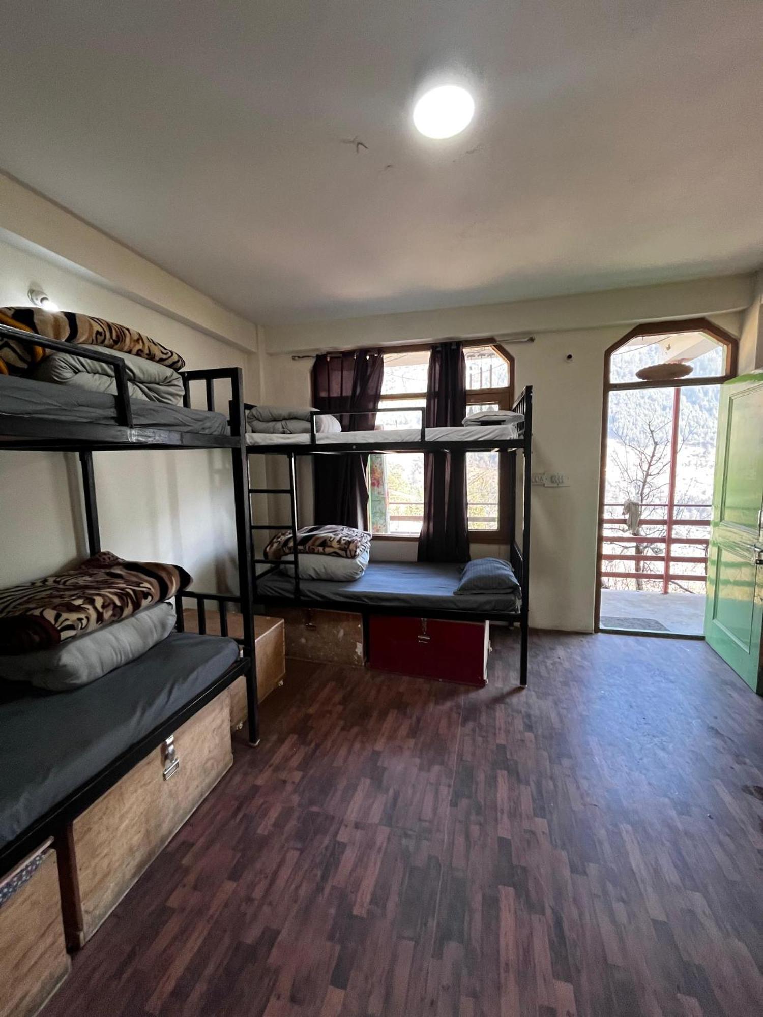 Nomadic Den Manali Hostel Room photo
