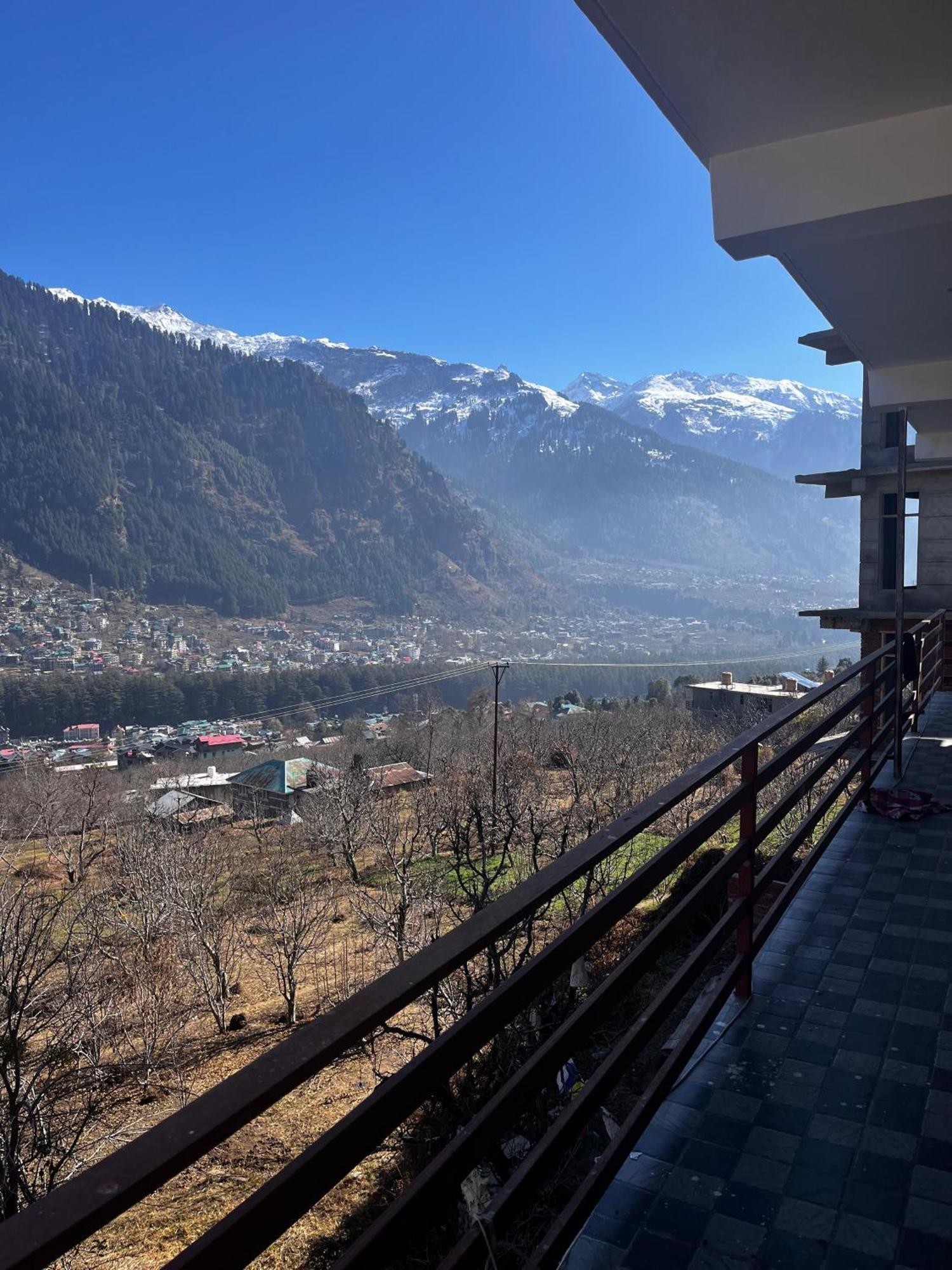 Nomadic Den Manali Hostel Exterior photo