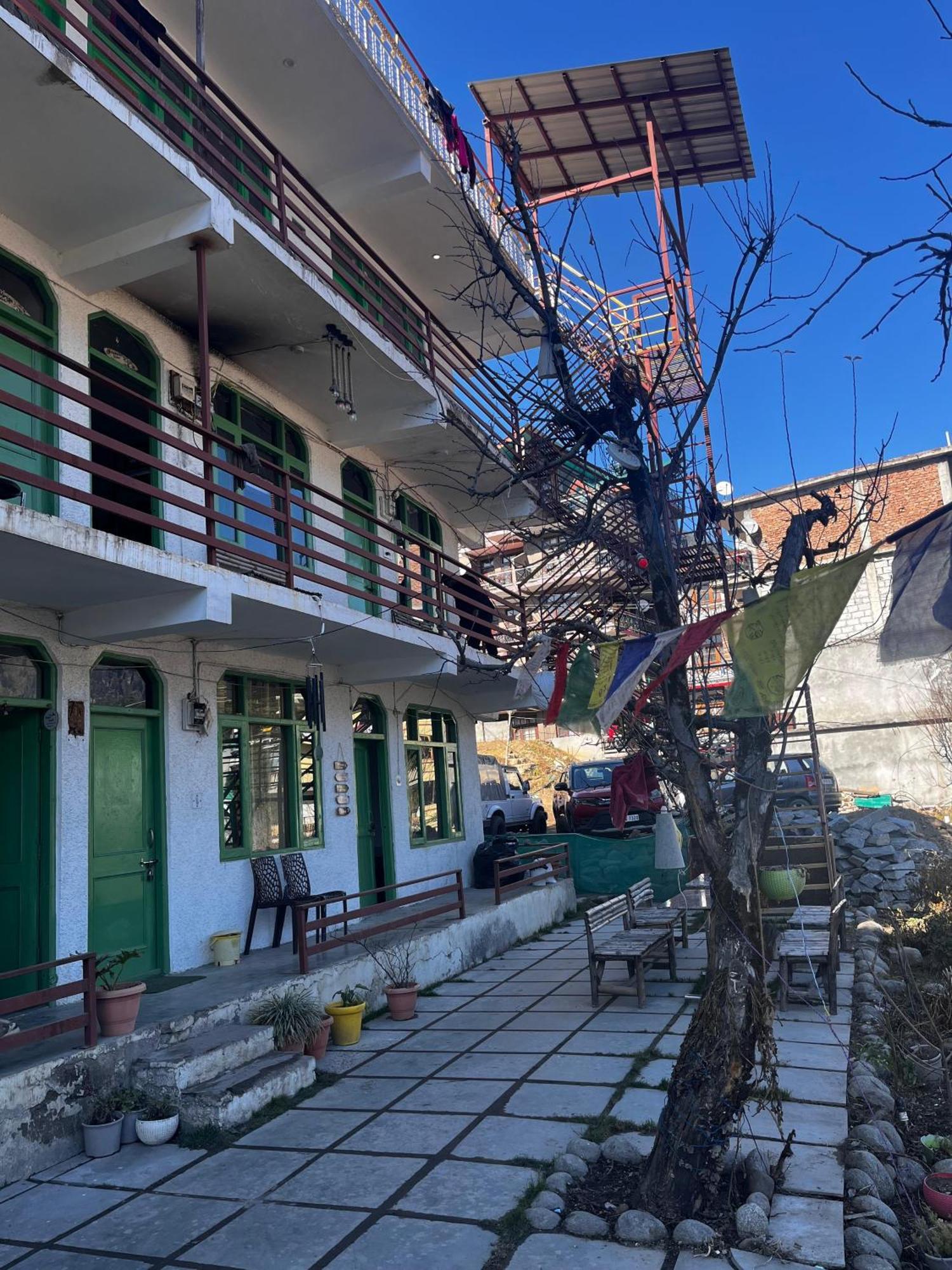 Nomadic Den Manali Hostel Exterior photo