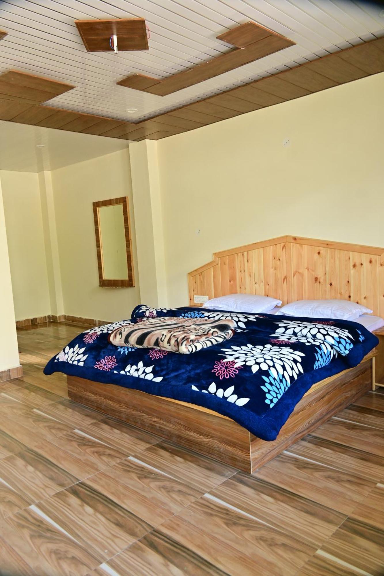 Nomadic Den Manali Hostel Exterior photo