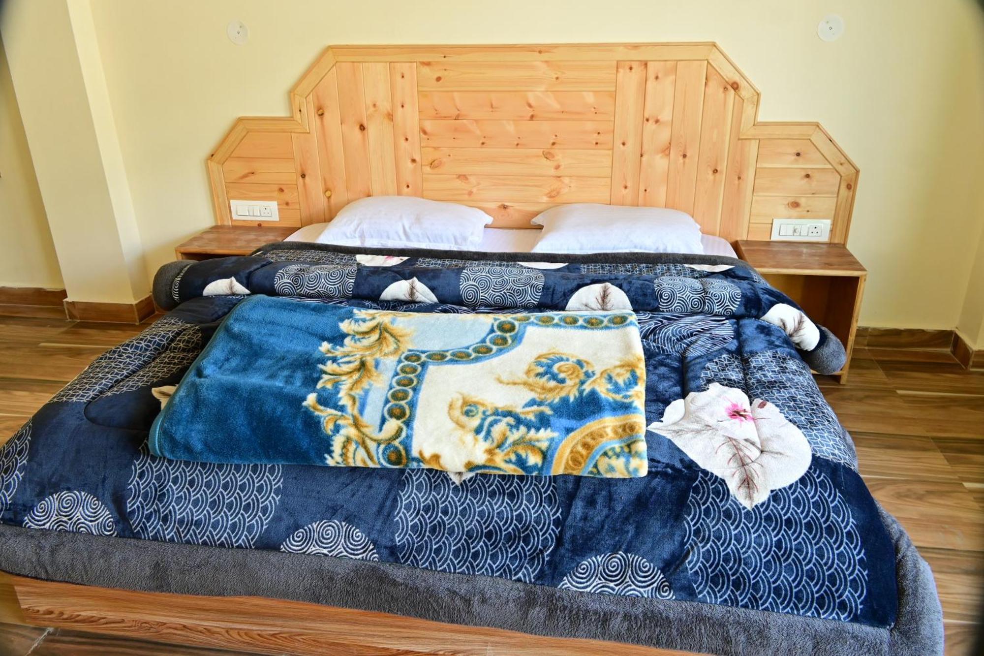 Nomadic Den Manali Hostel Exterior photo