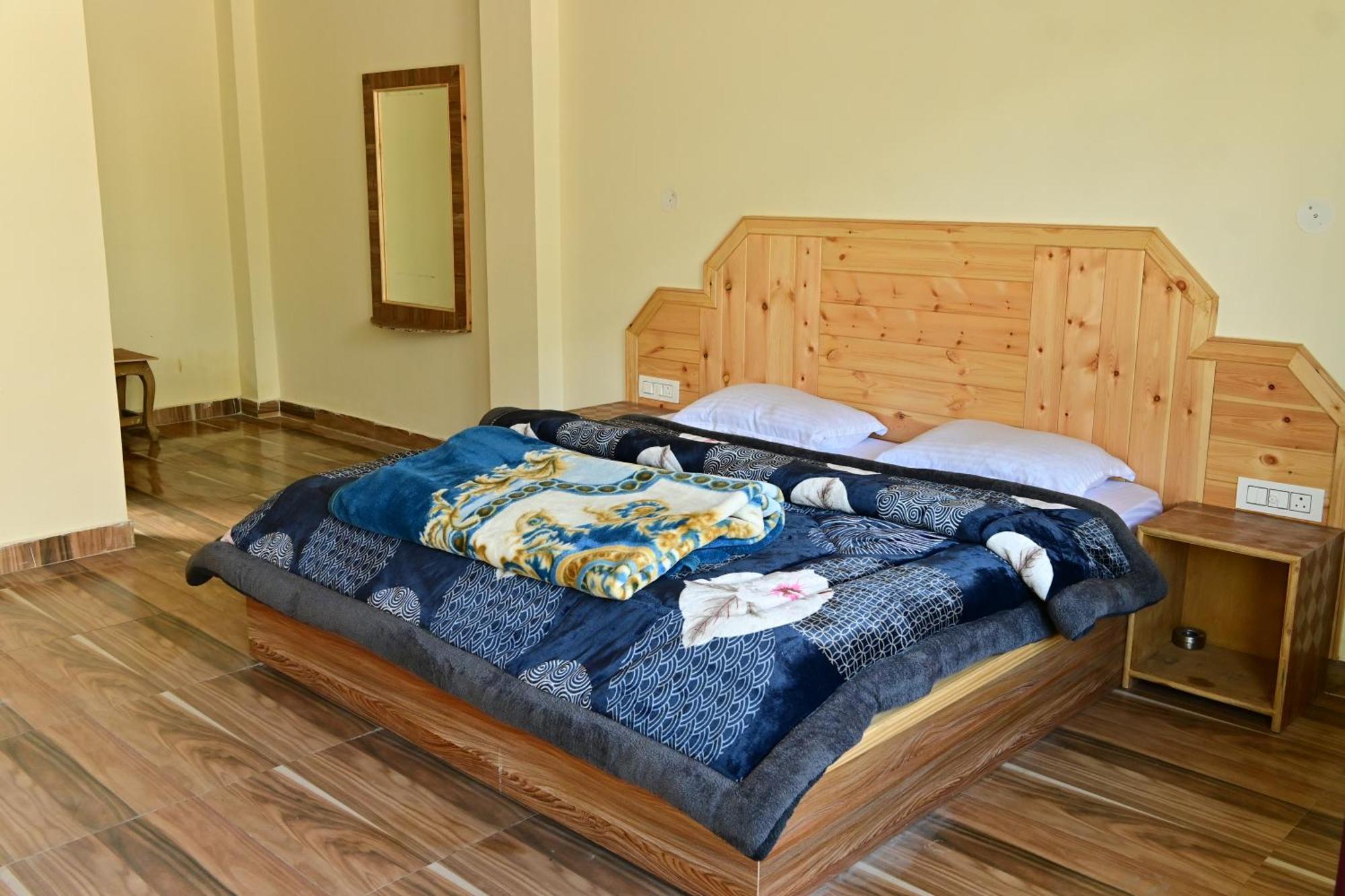 Nomadic Den Manali Hostel Exterior photo
