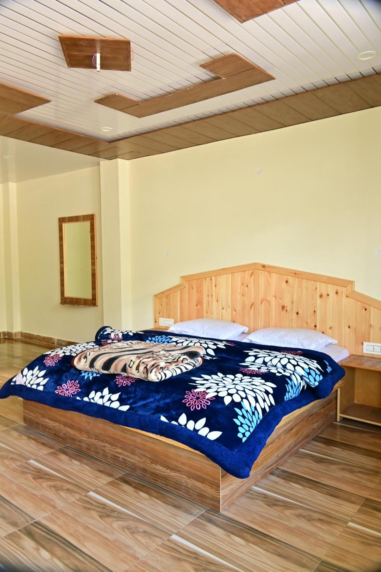 Nomadic Den Manali Hostel Exterior photo